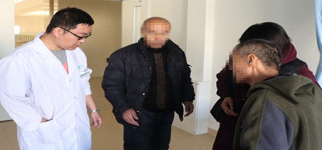 康復(fù)治療70天，偏癱患者步行出院！