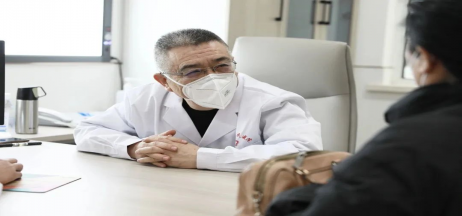 患者如潮，就診場(chǎng)面火爆！市二院著名專家診區(qū)百余位專家陸續(xù)來(lái)院出診