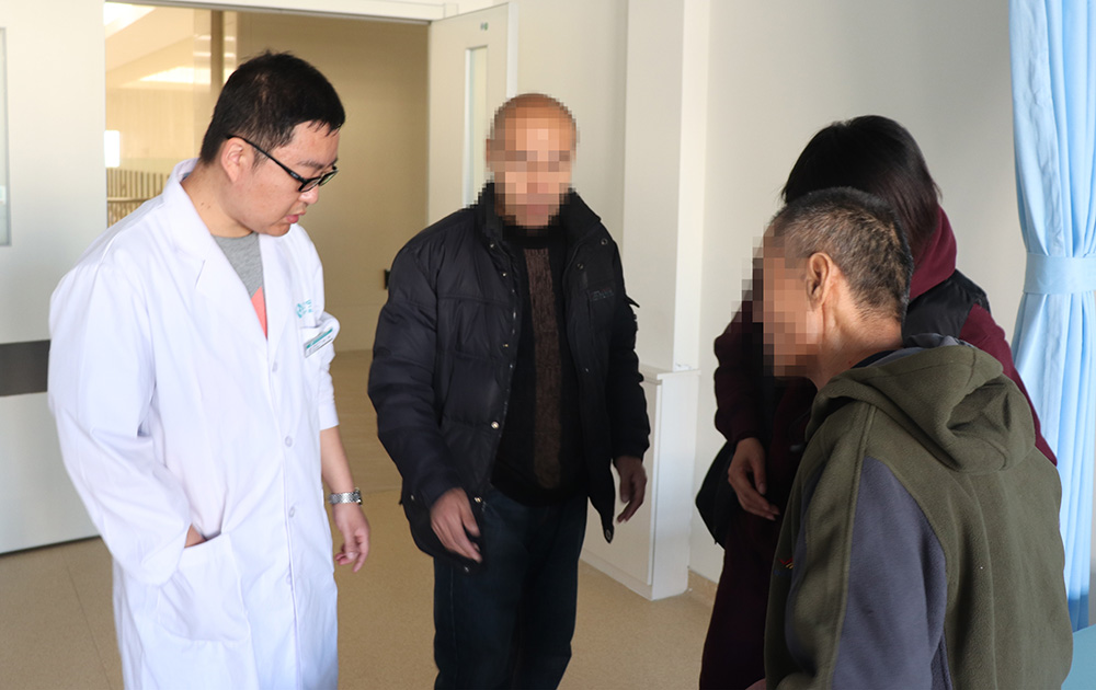 康復(fù)治療70天，偏癱患者步行出院！(圖1)