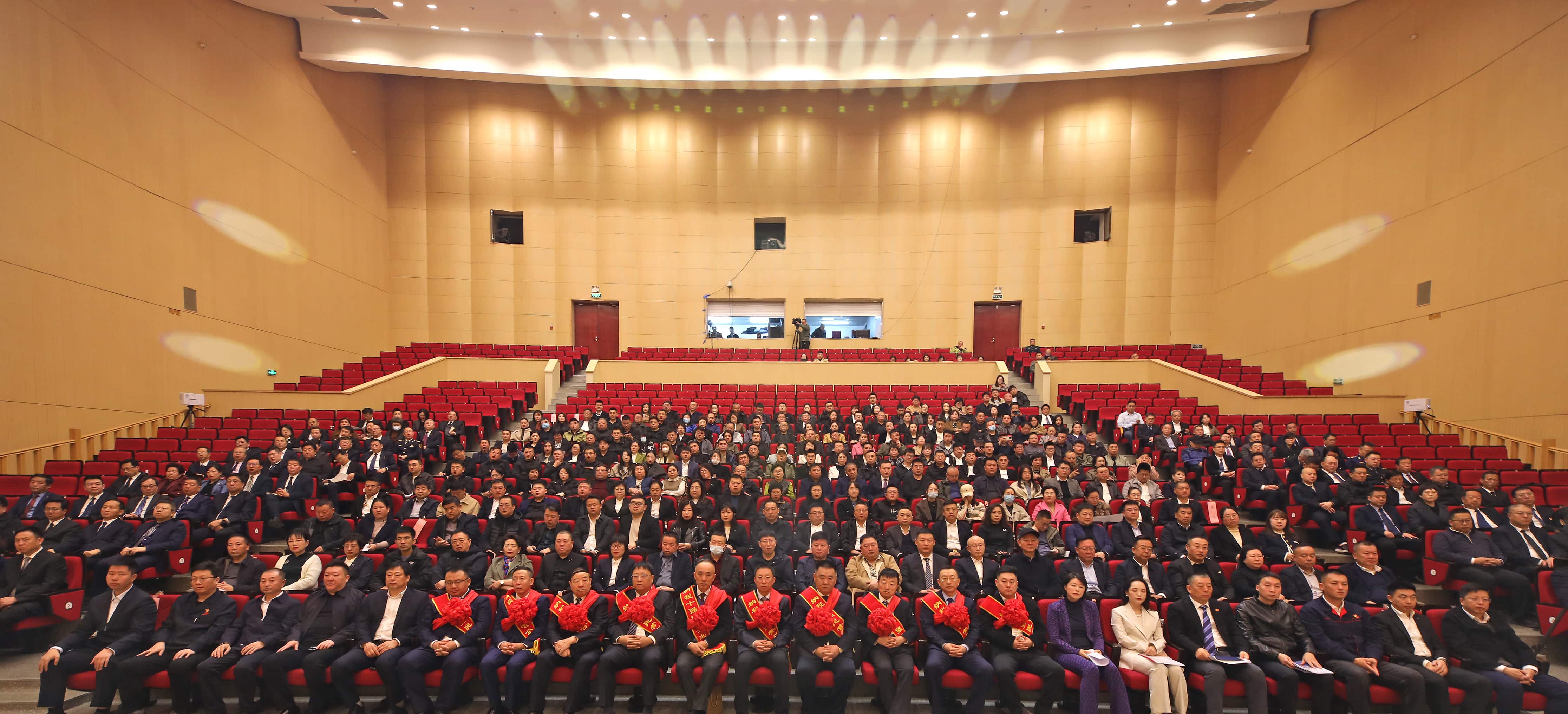 正業(yè)集團再登納稅十強榜！董事長趙立君出席全市民營經濟大會接受表彰(圖4)